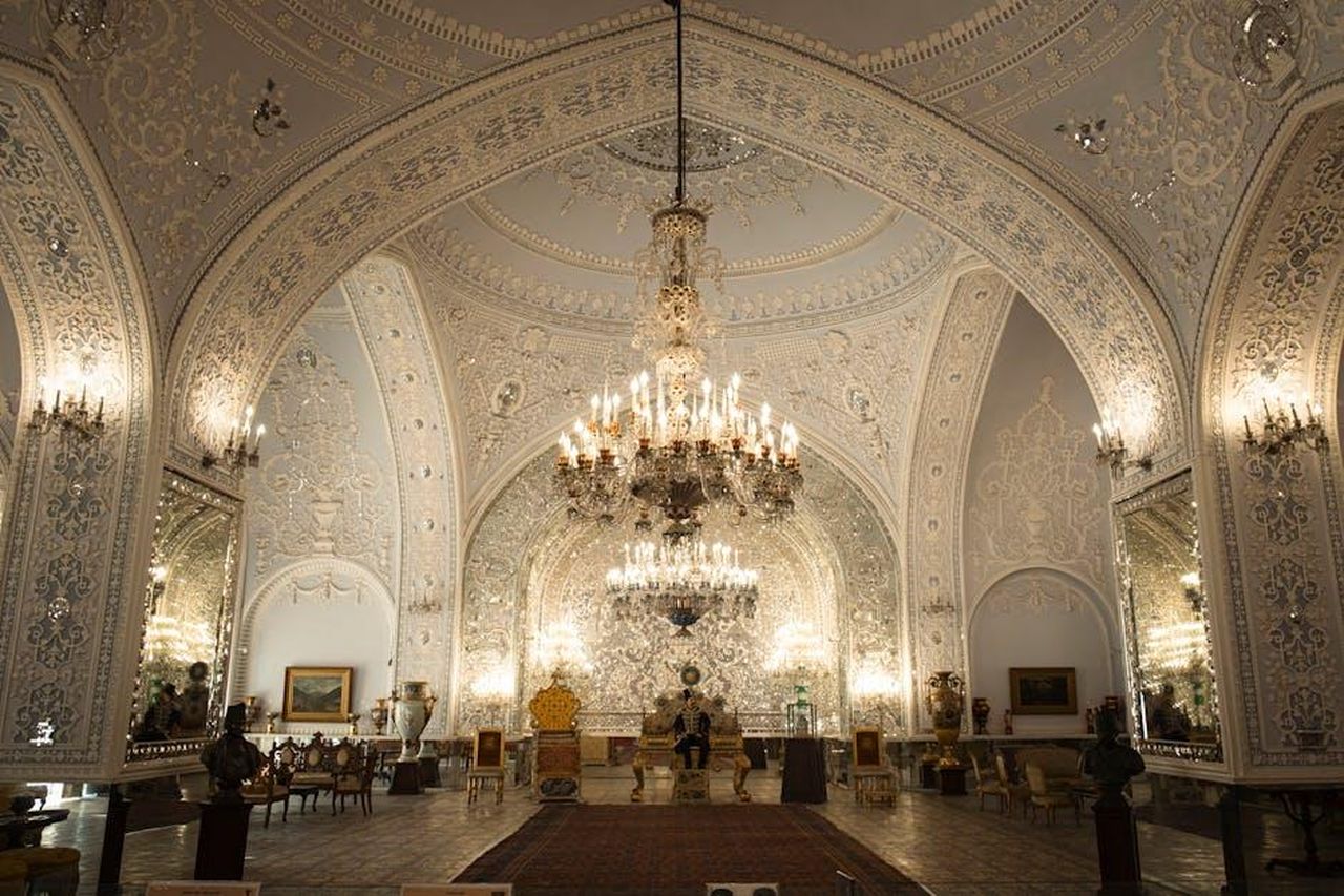 Previsioni_sulle_apparizioni_pubbliche_dei_bambini_del_Galles_8E9jI3DVR4 - Confidenze24 Source: Necati Ömer Karpuzoğlu - pexels - Intricate details of an opulent room in the Golestan Palace, Tehran, showcasing stunning decor and grand chandeliers.