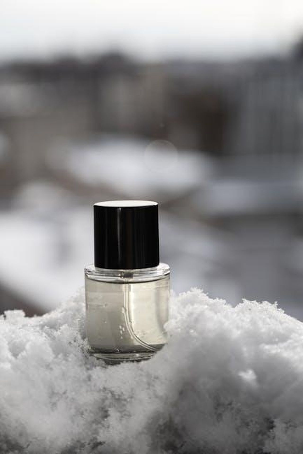 Prezzo_accessibile_e_offerte_eZwVm1TTZu - Confidenze24 Source: Iryna Riabchykova - pexels - A perfume bottle nestled in snow, capturing a wintery, glamorous essence. Ideal for cosmetics and fragrance themes.