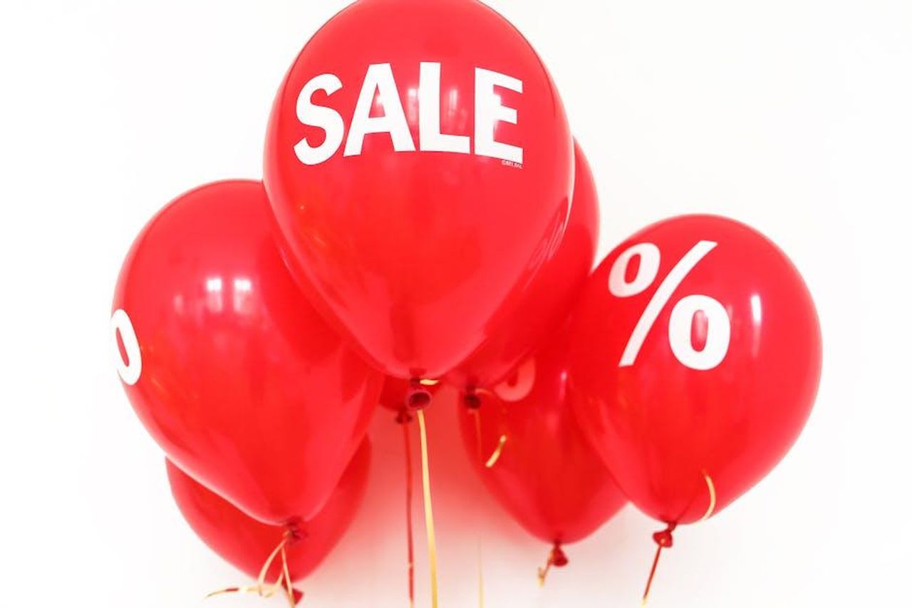 Prezzo_e_promozioni_yxGwm1ua8u - Confidenze24 Source: Polina Tankilevitch - pexels - Bright red balloons with 'SALE' and '%' symbols, perfect for marketing promotions.