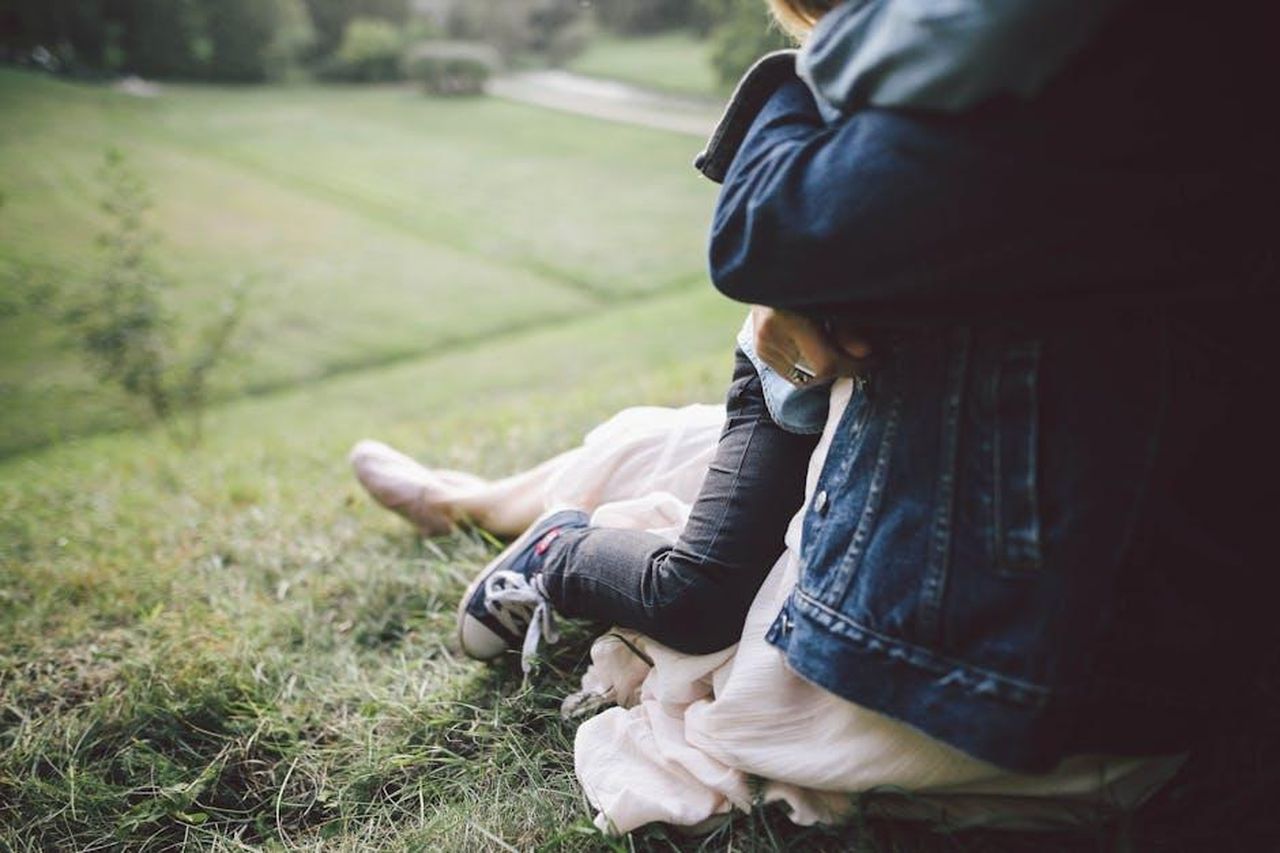 Priorit_di_Cardi_B_essere_madre_TEVlgE7M3T - Confidenze24 Source: Daria Obymaha - pexels - A tender moment captured between a mother and child embracing on a grassy field under daylight.