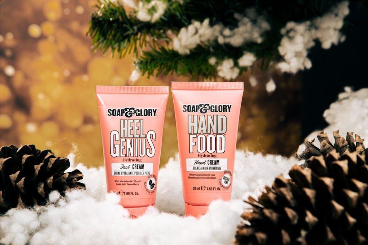 Pro_e_contro_della_Crema_Ricca_7NNhIIg86n - Confidenze24 Source: Đậu Lu - pexels - Soap & Glory creams amidst pine cones and snow create a festive look.