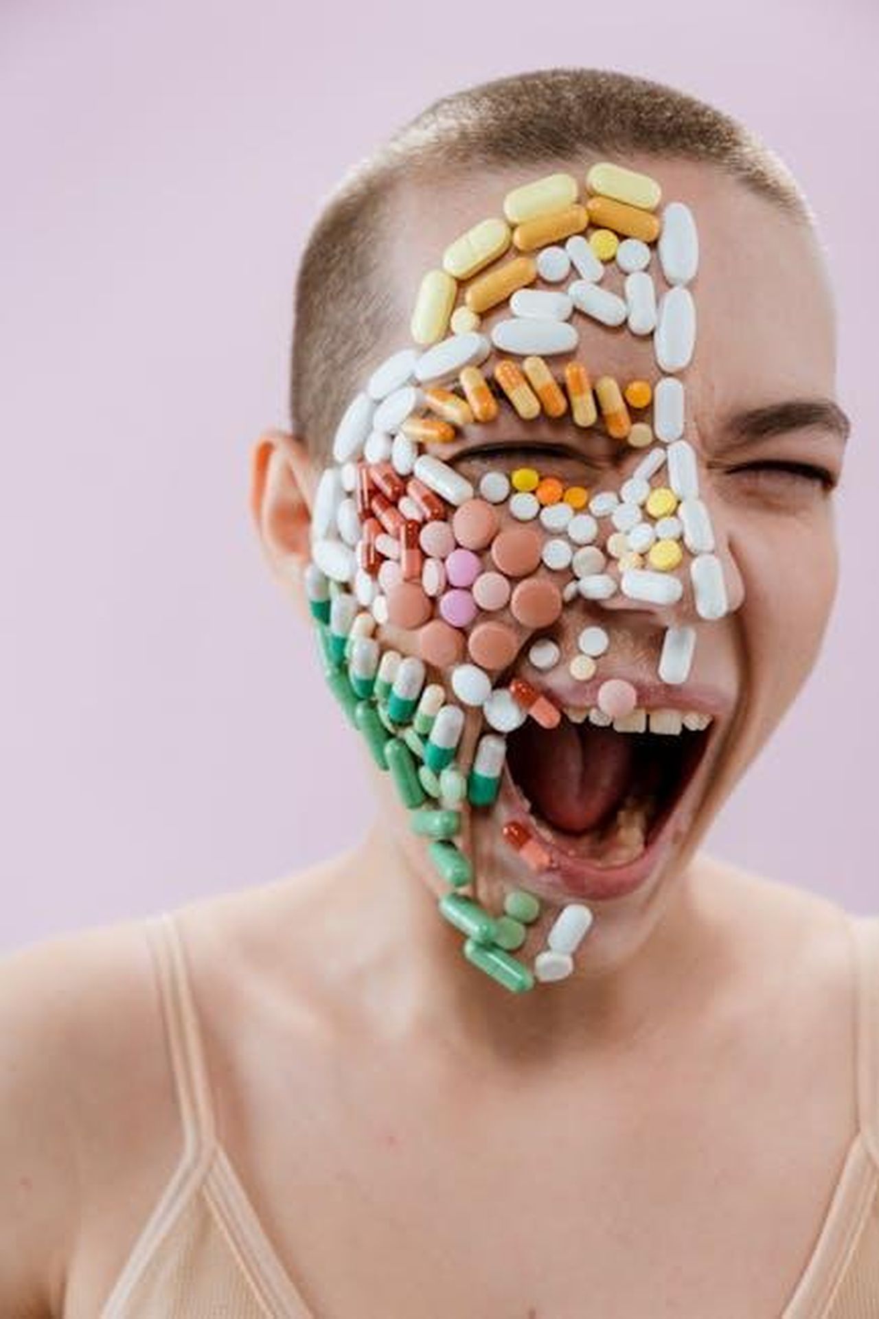 Problemi_di_salute_e_lutti_nella_vita_di_Amanda_SPerdSZbXG - Confidenze24 Source: cottonbro studio - pexels - Artistic expression using colorful pills on a person’s face, exploring themes of healthcare and mental health.