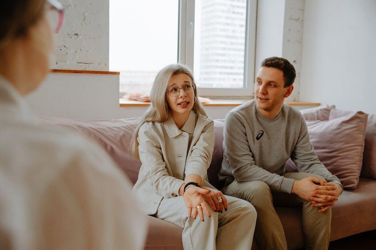 Problemi_nella_relazione_tra_Sweeney_e_Davino_A9RLTvaOtV - Confidenze24 Source: Polina Zimmerman - pexels - A couple and therapist engaged in a discussion during a therapy session indoors.
