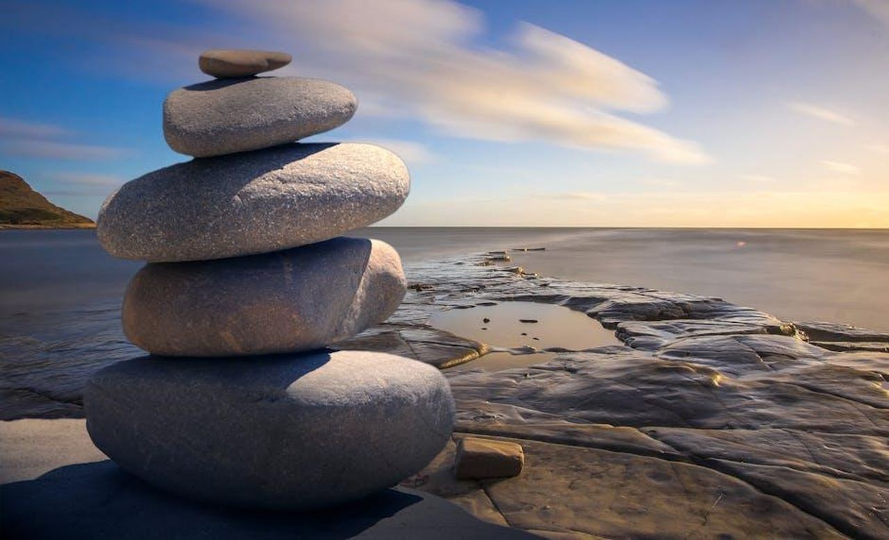 Progetti_Futuri_di_Hoda_D50B97qz7W - Confidenze24 Source: Pixabay - pexels - A serene stack of stones on the rocky seashore during a peaceful sunrise, embodying balance and zen.
