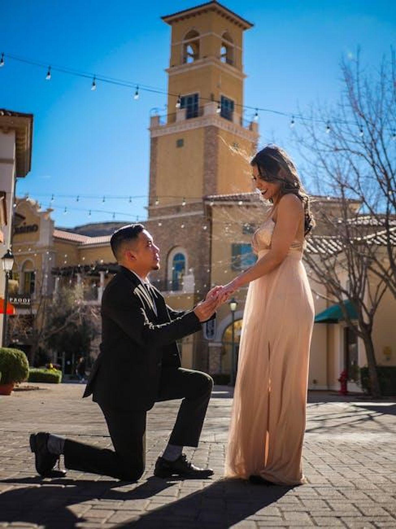 Proposta_sgradevole_JynLNNUmLf - Confidenze24 Source: Prime Cinematics - pexels - Man proposing to woman on a sunny day, a romantic moment captured outdoors.