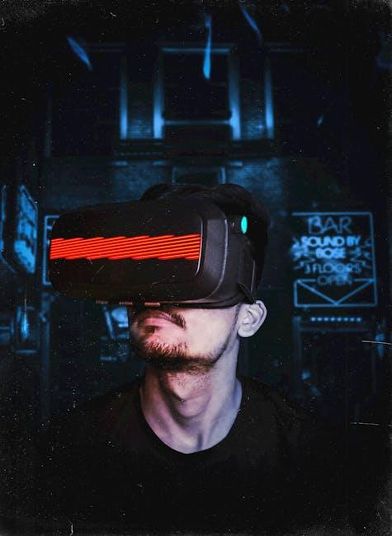 Prospettive_Future_per_Tim_McGraw_GD35HNlf61 - Confidenze24 Source: Harsch Shivam - pexels - Young man immersed in a virtual reality experience using a VR headset, showcasing futuristic tech in a gaming environment.