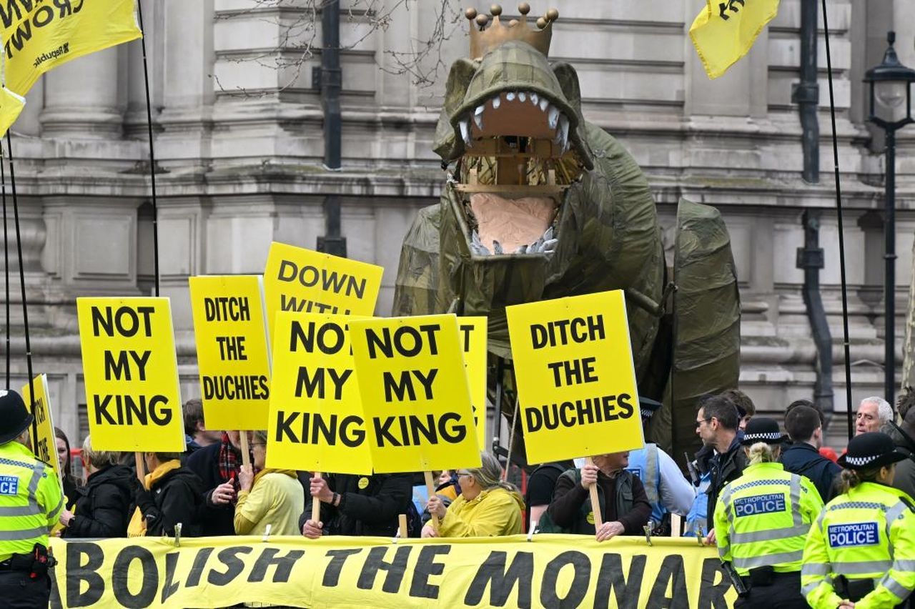 Proteste_e_sentimenti_repubblicani_a_Westminster_ou8RH9CKZQ - Confidenze24 Source: Cover Images - Cover Images - Proteste anti-monarchiche a Westminster Abbey