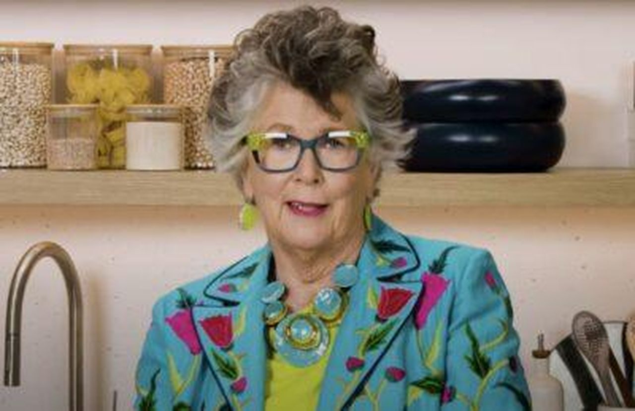 Prue_Leith_non__stata_una_madre_molto_buona_per_i_suoi_due_figli_uyv6qhqRHj - Confidenze24 Prue Leith ‘non è stata una madre molto buona’ per i suoi due figli Prue Leith di fronte alla telecamera in un abito colorato