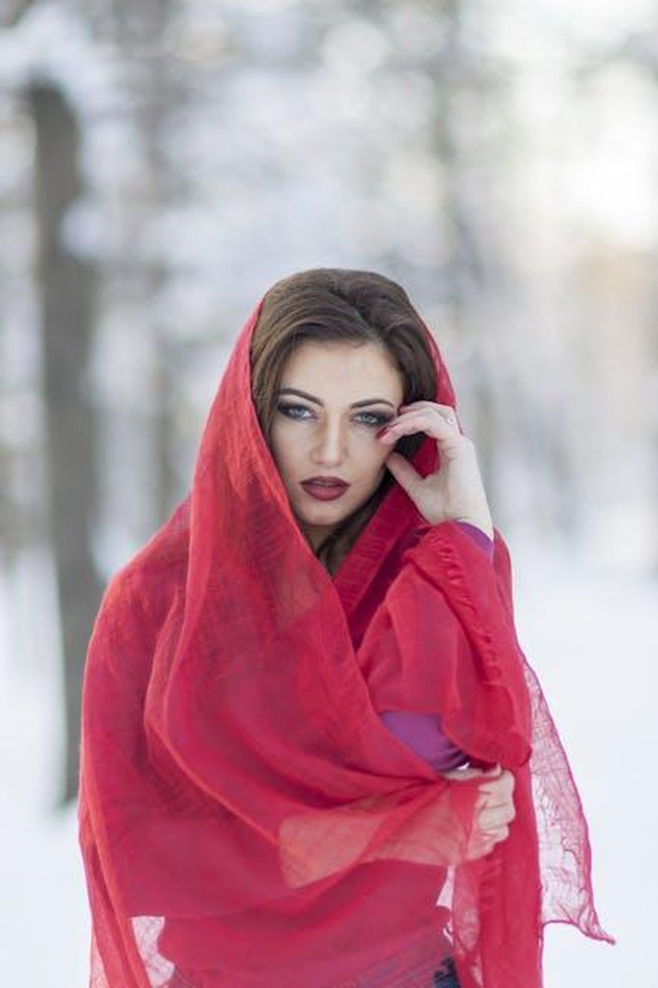Pura_Eleganza_nFkjQCBY1S - Confidenze24 Source: Pixabay - pexels - Outdoor portrait of an elegant woman in a red hijab posing against a winter background.