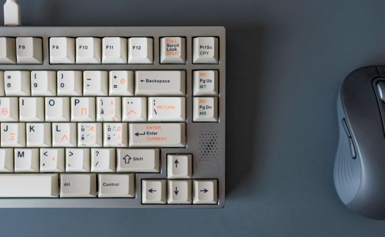 Quali_Personaggi_Torneranno_per_la_Stagione_3_di_Tracker_2PEXo6oDB4 - Confidenze24 Source: Huy Phan - pexels - Close-up of a high-quality mechanical keyboard and ergonomic mouse on a desk.
