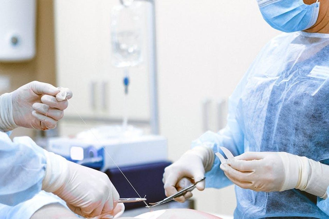 Quali_altre_operazioni_ha_subito_Jodie_Marsh_MYyF7D9EBn - Confidenze24 Source: Anna Shvets - pexels - Healthcare professionals in protective gear engaged in a surgical procedure.
