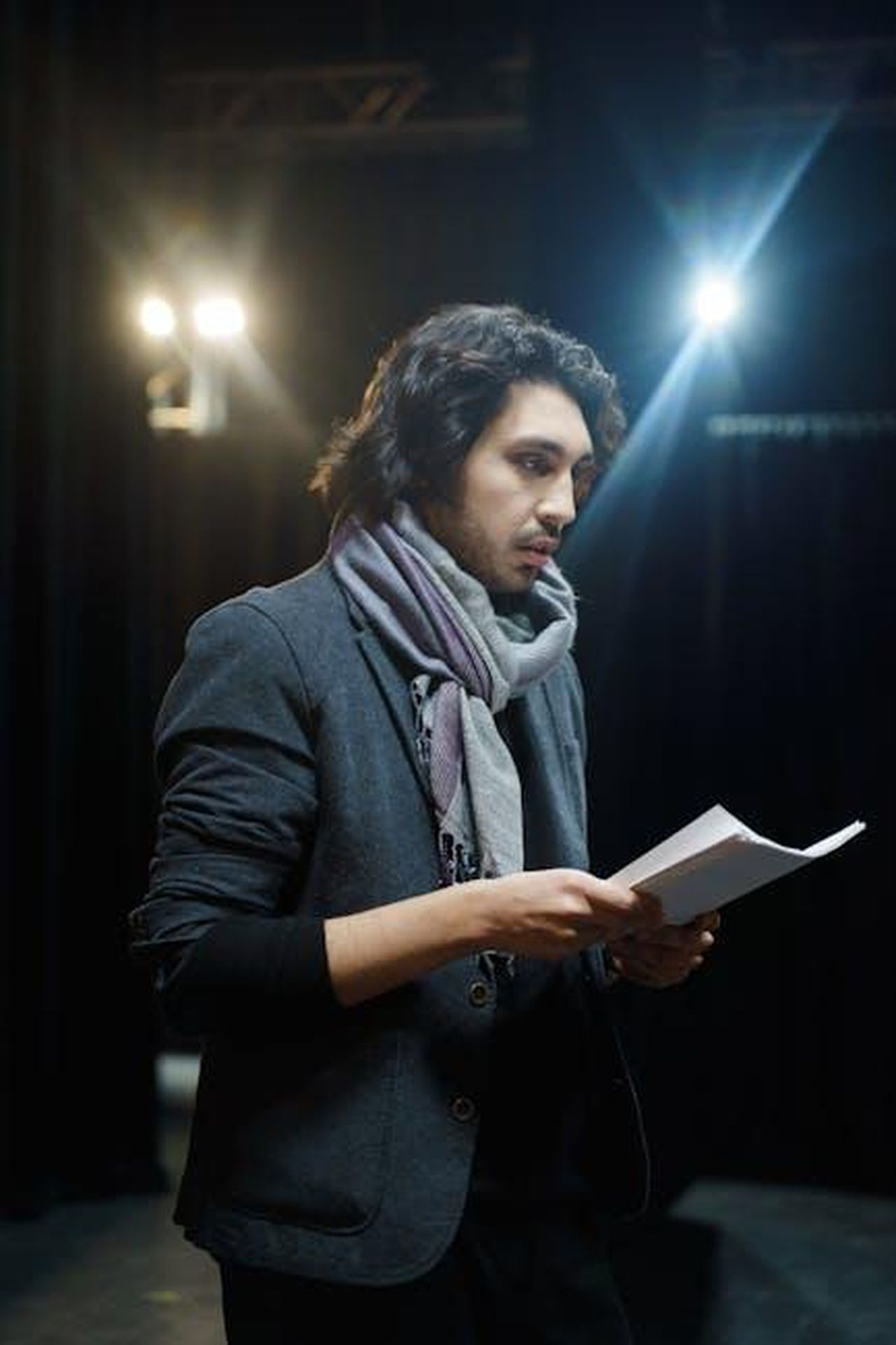 Quali_membri_del_cast_di_Frasier_sono_tornati_per_il_reboot_EglHKxK7JY - Confidenze24 Source: cottonbro studio - pexels - Actor rehearsing a script on stage under bright spotlights.