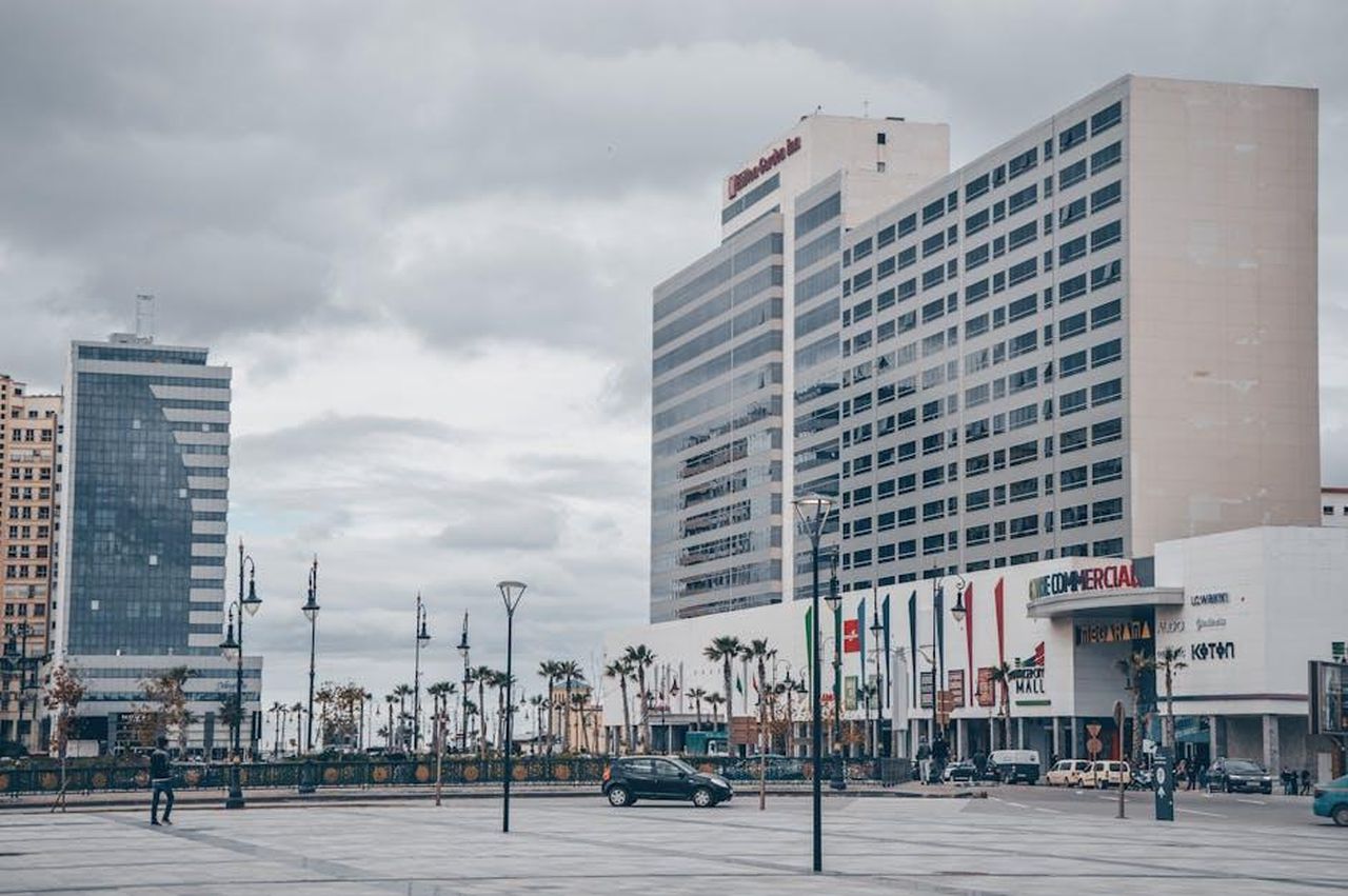 Quali_sono_gli_ascolti_della_Stagione_3_di_The_Way_Home_rH19nUiRtT - Confidenze24 Source: MELIANI Driss - pexels - A modern urban scene of Tangier highlighting tall skyscrapers and a commercial area.