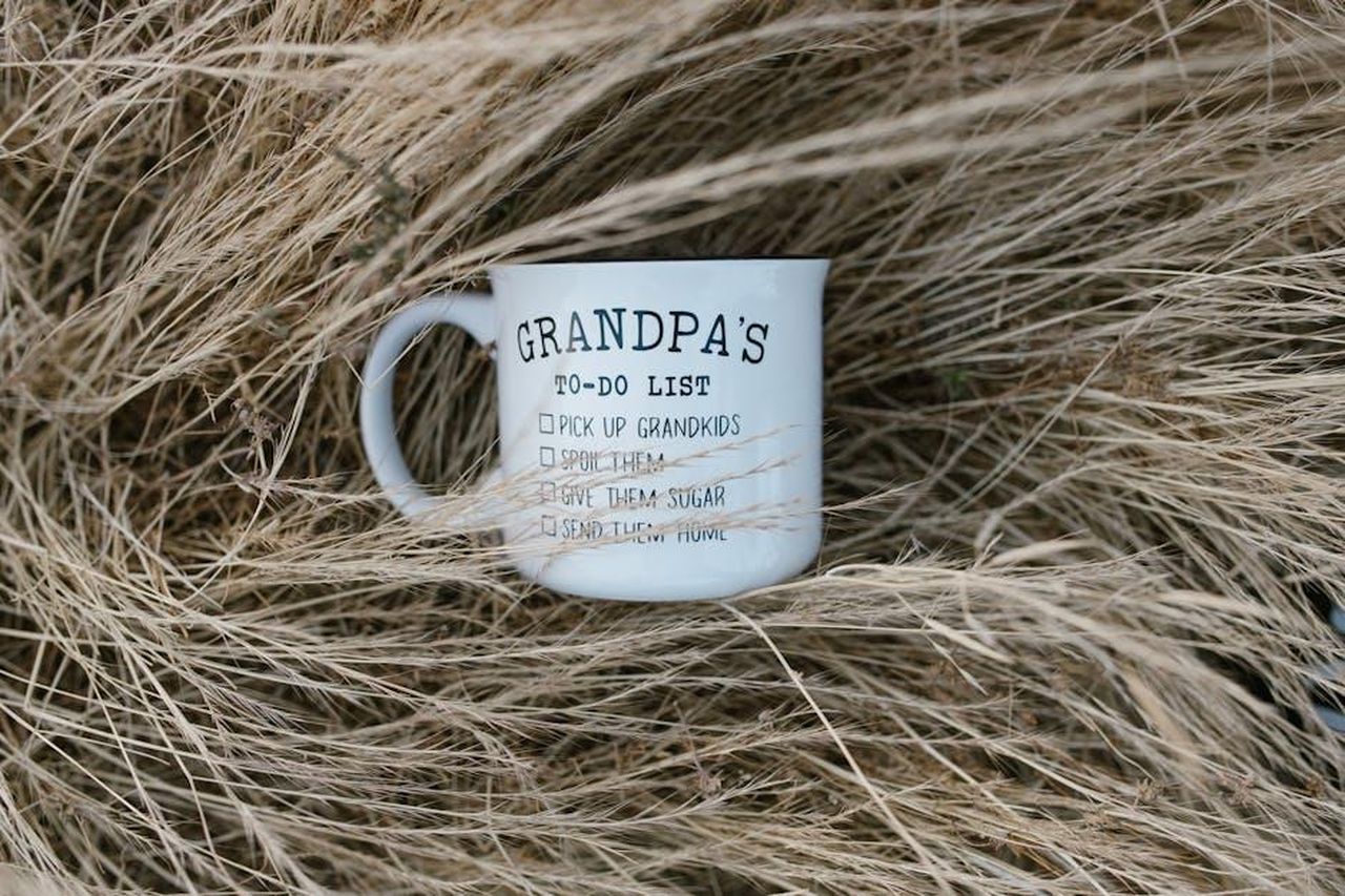 Quali_sono_i_cognomi_di_Archie_e_Lilibet_p6PCINfLxv - Confidenze24 Source: RDNE Stock project - pexels - A playful Grandpa's to-do list mug nestled in dry grass, perfect for gifting a grandfather.