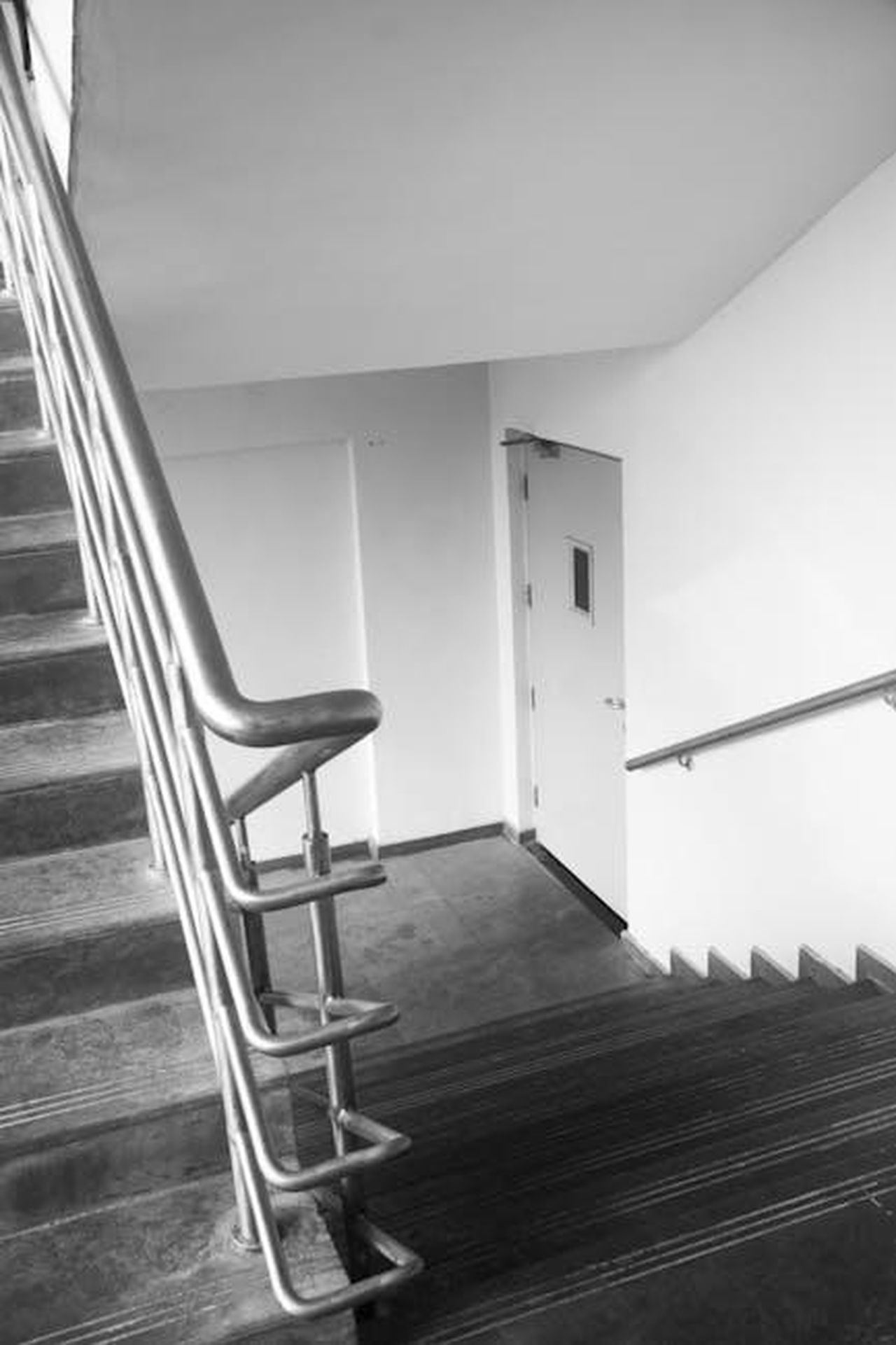 Quali_sono_i_rating_della_Stagione_3_di_The_Way_Home_vY5TMMsMcQ - Confidenze24 Source: grayom . - pexels - Monochrome view of a minimalist indoor staircase with sleek metal handrails.
