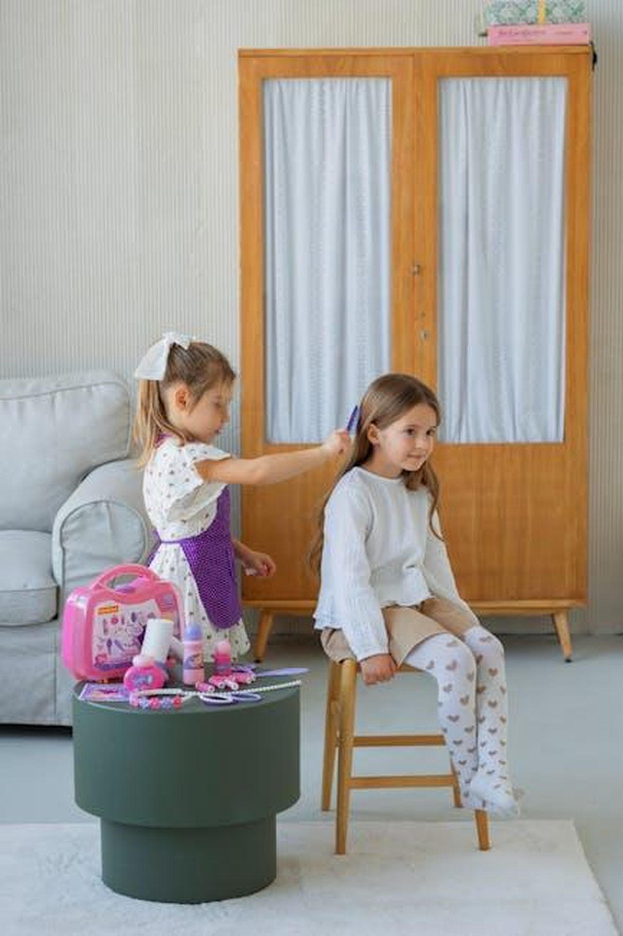 Quali_sono_i_ruoli_pi_popolari_di_Bronson_Pinchot_prima_di_The_Residence_oNSm7fwY9C - Confidenze24 Source: Polesie Toys - pexels - Two girls playing hairdresser at home, enjoying imaginative play with toy salon kit.