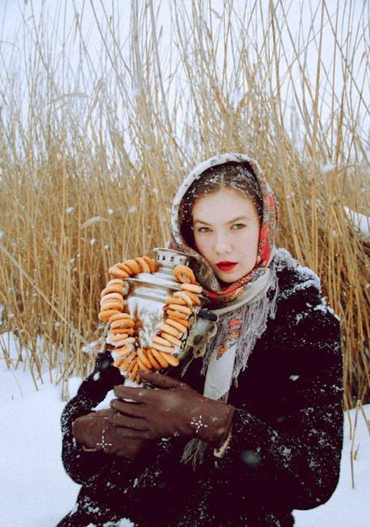 Quando_Andr_in_Ondata_la_Stagione_3_di_Tracker_vNXgPFnDfD - Confidenze24 Source: Arkhod - pexels - Winter portrait of a woman in Russia holding a samovar with traditional attire.