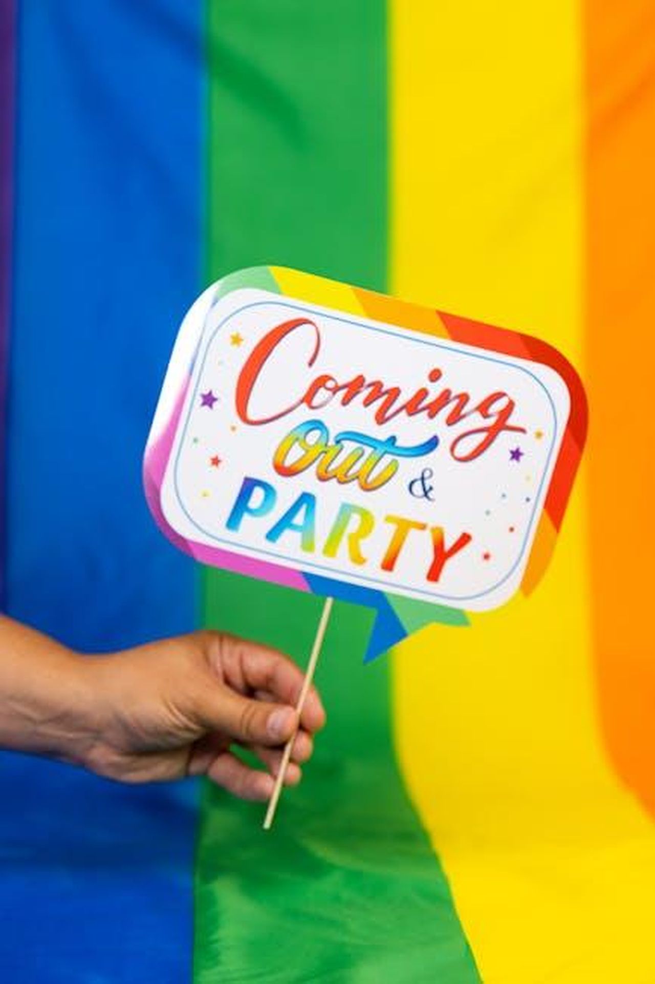 Quando_Stephen_Fry__uscito_allo_scoperto_GS1FSDyPma - Confidenze24 Source: RDNE Stock project - pexels - A vibrant close-up of a hand holding a coming out party sign against a rainbow backdrop.