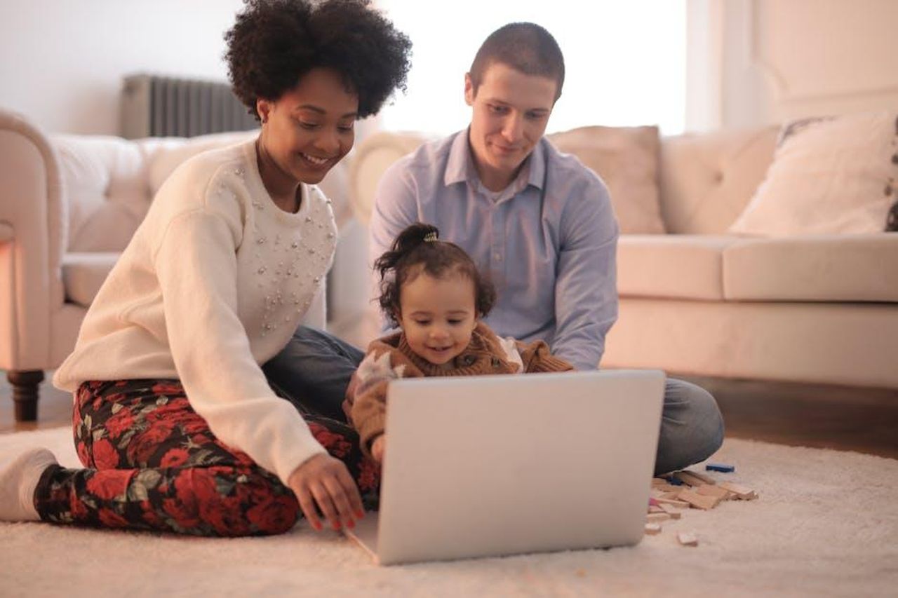 Quando__inappropriato_registrare_e_perch_It7sdweLYJ - Confidenze24 Source: Andrea Piacquadio - pexels - A family enjoying quality time together using a laptop in a warm and cozy living room.