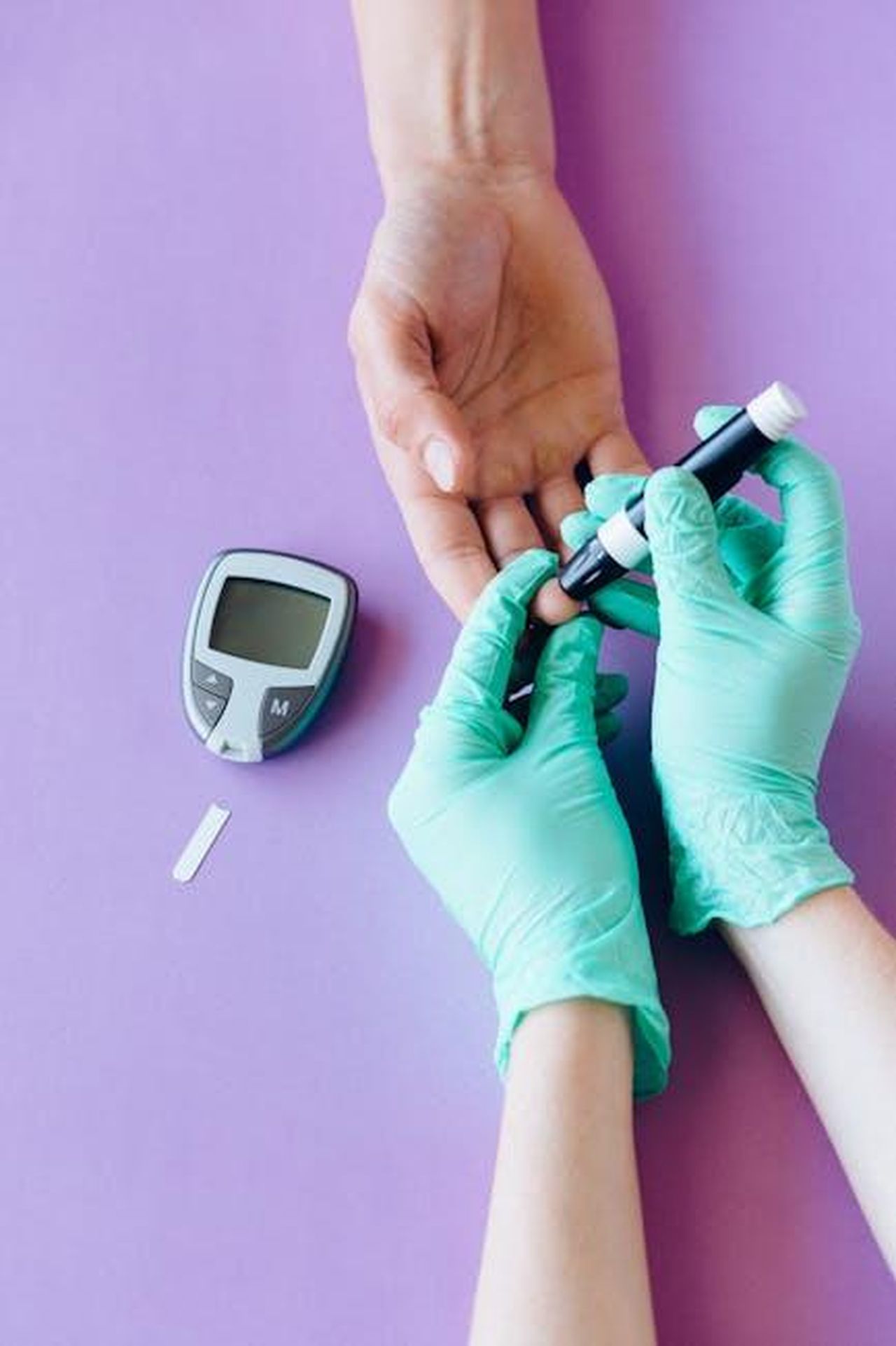 Quando__morta_Linda_Reagan_in_Blue_Bloods_z7Yq6FRbHT - Confidenze24 Source: Nataliya Vaitkevich - pexels - A healthcare worker uses a glucose meter to check a patient's blood sugar level.