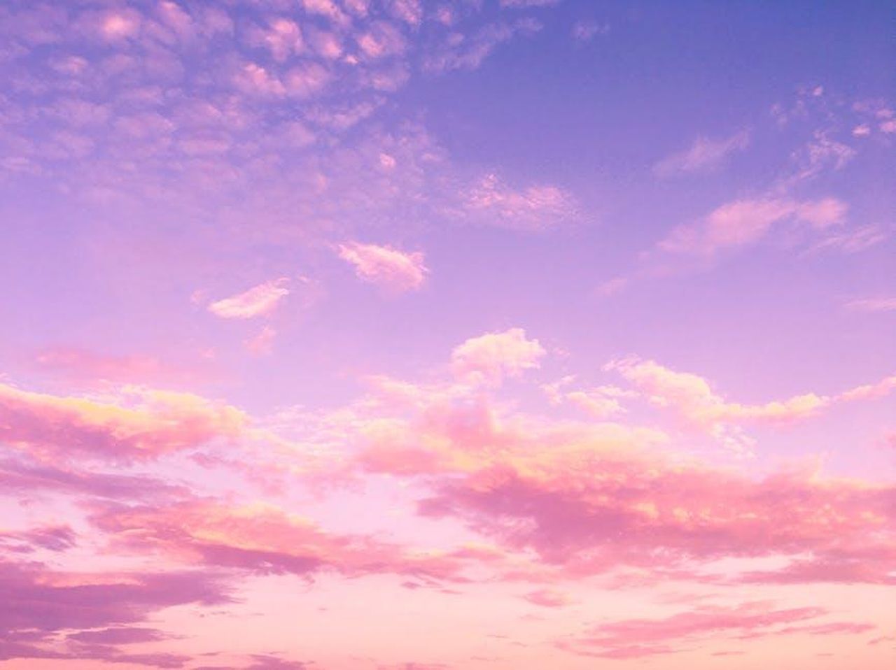Quando_andr_in_onda_la_settima_stagione_de_The_Conners_qMW7nrjCgZ - Confidenze24 Source: Ithalu Dominguez - pexels - A dreamy pink and purple cloud-filled sky at sunset, creating a serene and tranquil atmosphere.