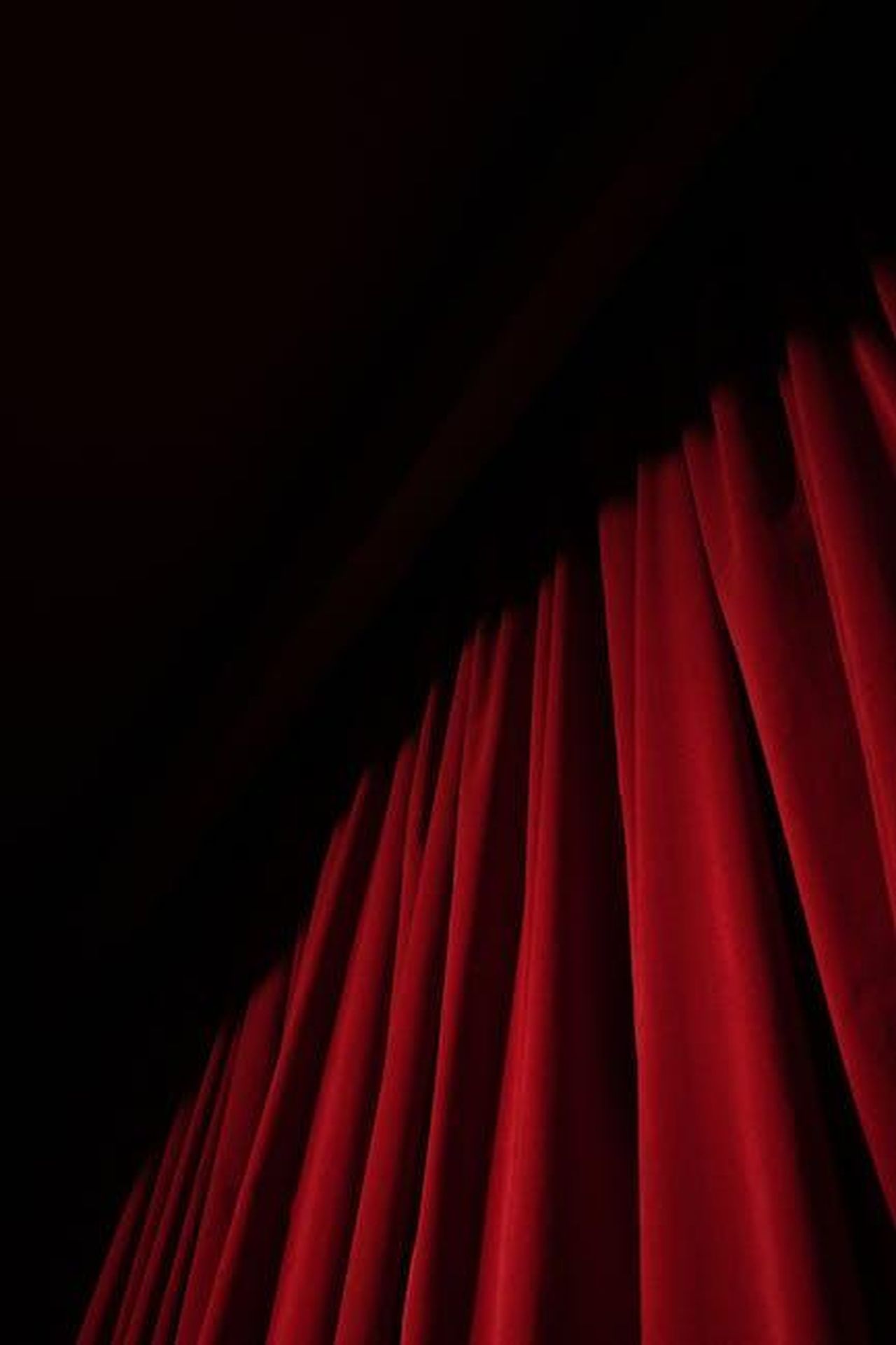 Quando_debutta_The_Residence_IZmJ42YB1N - Confidenze24 Source: cottonbro studio - pexels - A striking red velvet curtain with dramatic lighting in a theater setting, offering ample copy space.