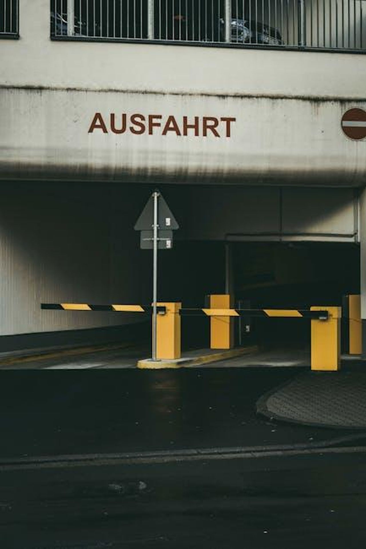 Quando_lascia_Daisy_Midgeley_Coronation_Street_giorno_di_uscita_rivelato_MSbw5CDusb - Confidenze24 Source: Arlind D - pexels - Concrete parking garage exit in Wurzburg with 'Ausfahrt' sign and barrier.