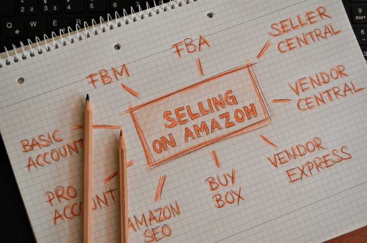 Quando_si_svolger_il_Big_Spring_Sale_di_Amazon_mdWQHhZtm7 - Confidenze24 Source: Tobias Dziuba - pexels - Notebook with handwritten Amazon selling strategy, showcasing business terms and concepts.