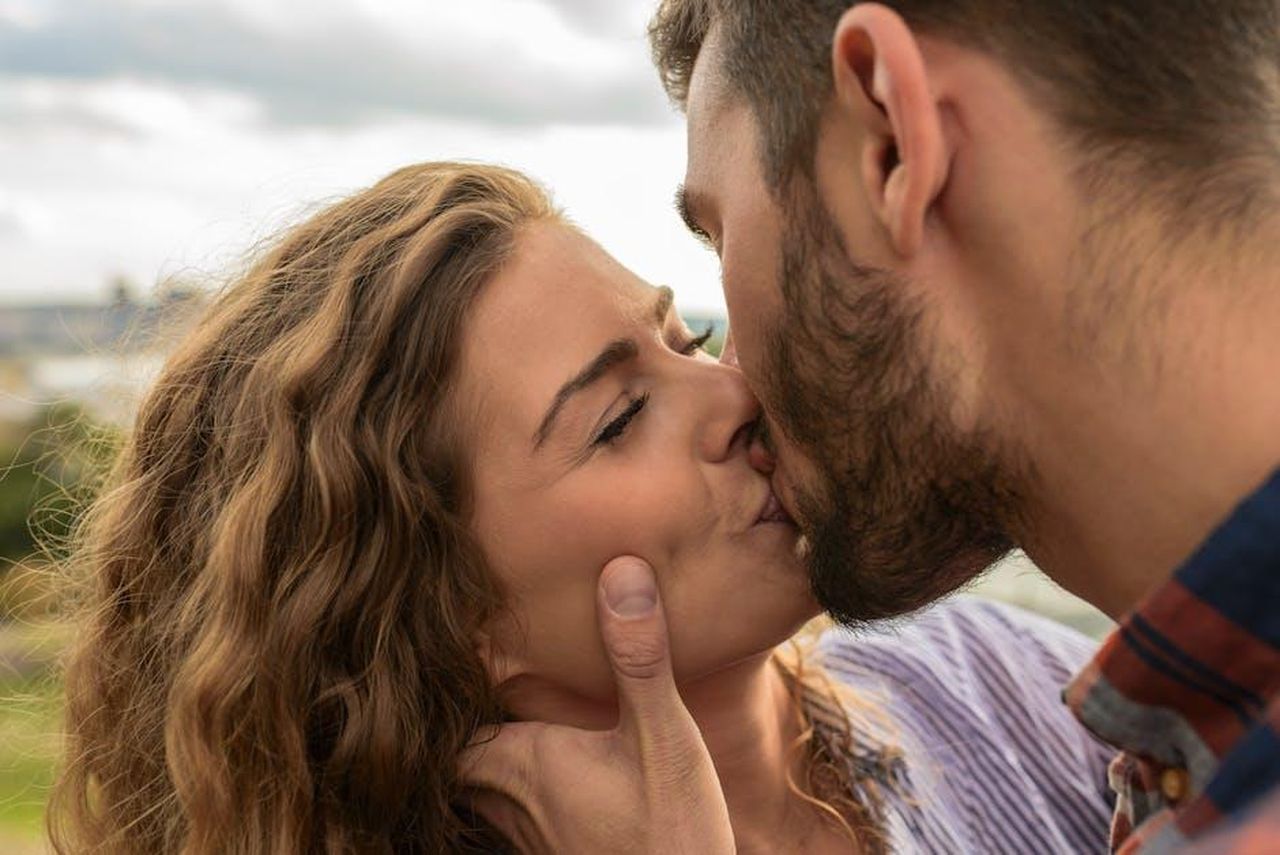 Quando_sono_iniziate_le_voci_di_una_relazione_tra_Bobby_Flay_e_Brooke_Williamson_59OeI8hKYZ - Confidenze24 Source: Vera Arsic - pexels - Close-up of a couple sharing a passionate kiss outdoors, capturing a moment of romance and affection.