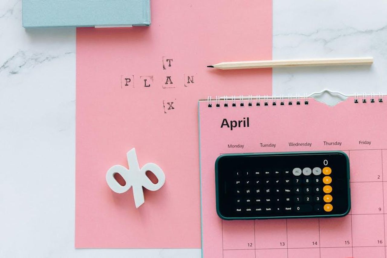 Quando_torner_Britains_Got_Talent_in_TV_eKljzMgVJV - Confidenze24 Source: Nataliya Vaitkevich - pexels - Flat lay of April calendar with calculator, pencil, and pink background for financial planning.