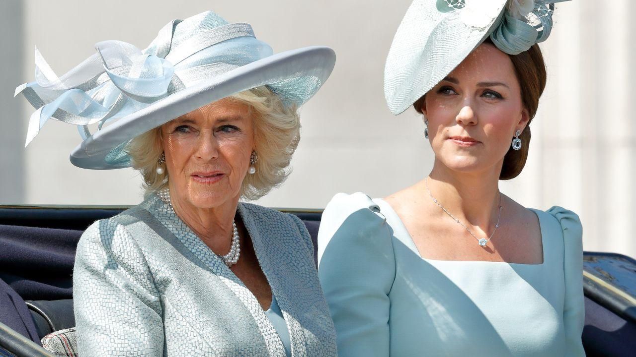 Queen_Camilla_e_il_suo_atteggiamento_verso_Kate_e_Meghan_WaBU5ZTkHQ - Confidenze24 Source: Max Mumby/Indigo/Getty Images - - Queen Camilla e Kate Middleton durante Trooping The Colour 2018.