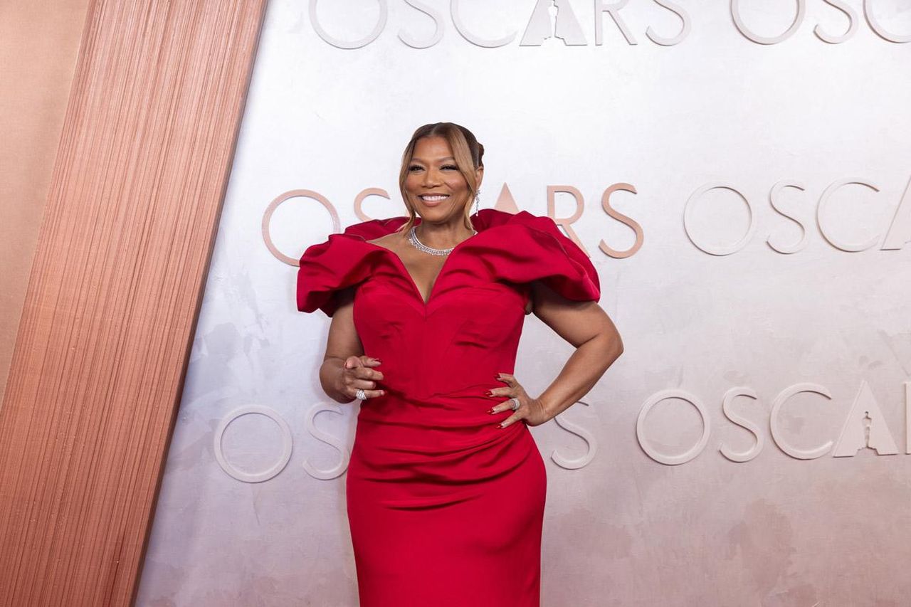 Queen_Latifah_e_il_tributo_a_Quincy_Jones_EsC8QHEi60 - Confidenze24 Source: Avalon.red - - Queen Latifah in un abito rosso
