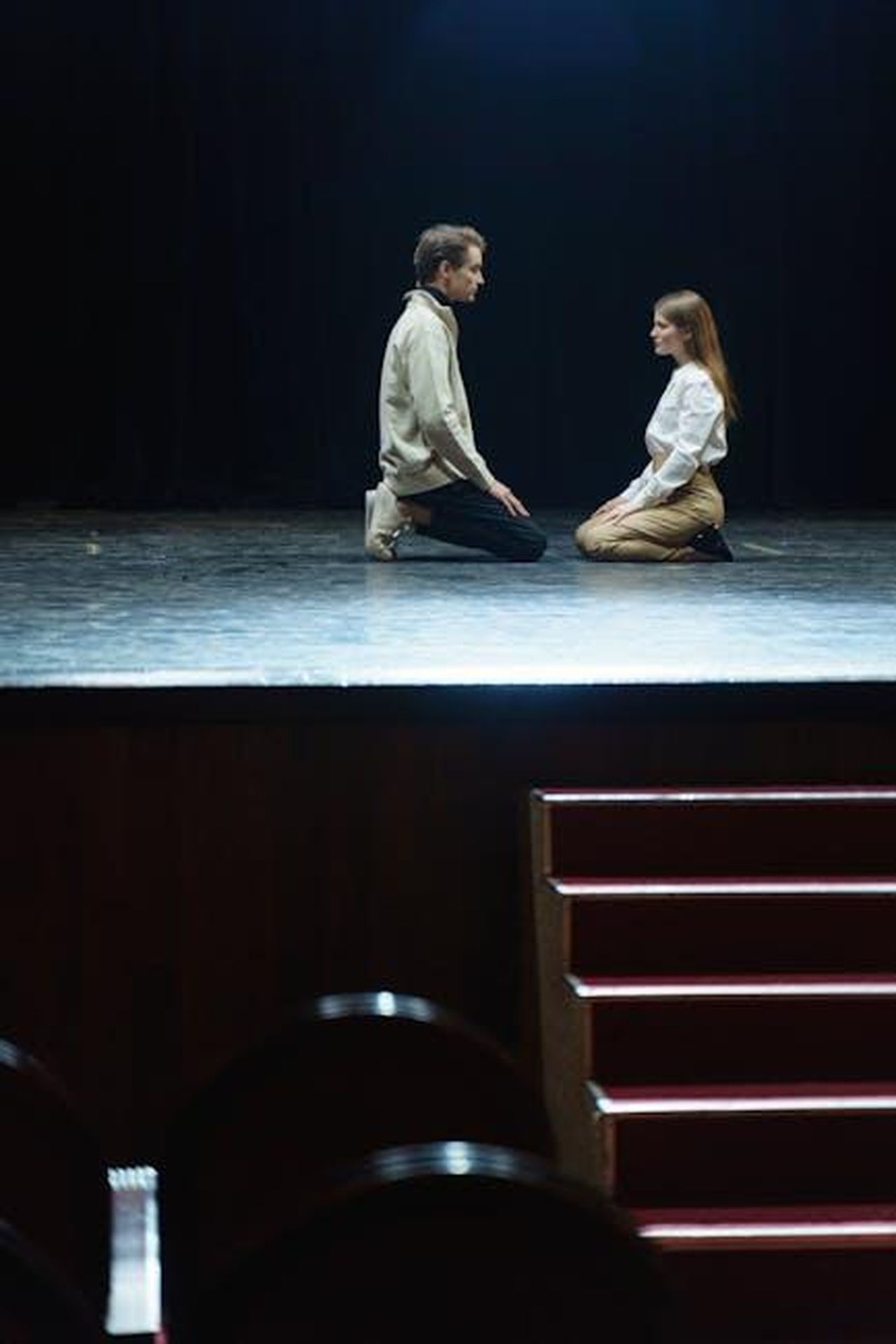 Randy_prende_il_posto_di_Bobby_nella_serie_2xv2LV0b36 - Confidenze24 Source: cottonbro studio - pexels - Actors engage in a dramatic stage rehearsal capturing emotion and art.