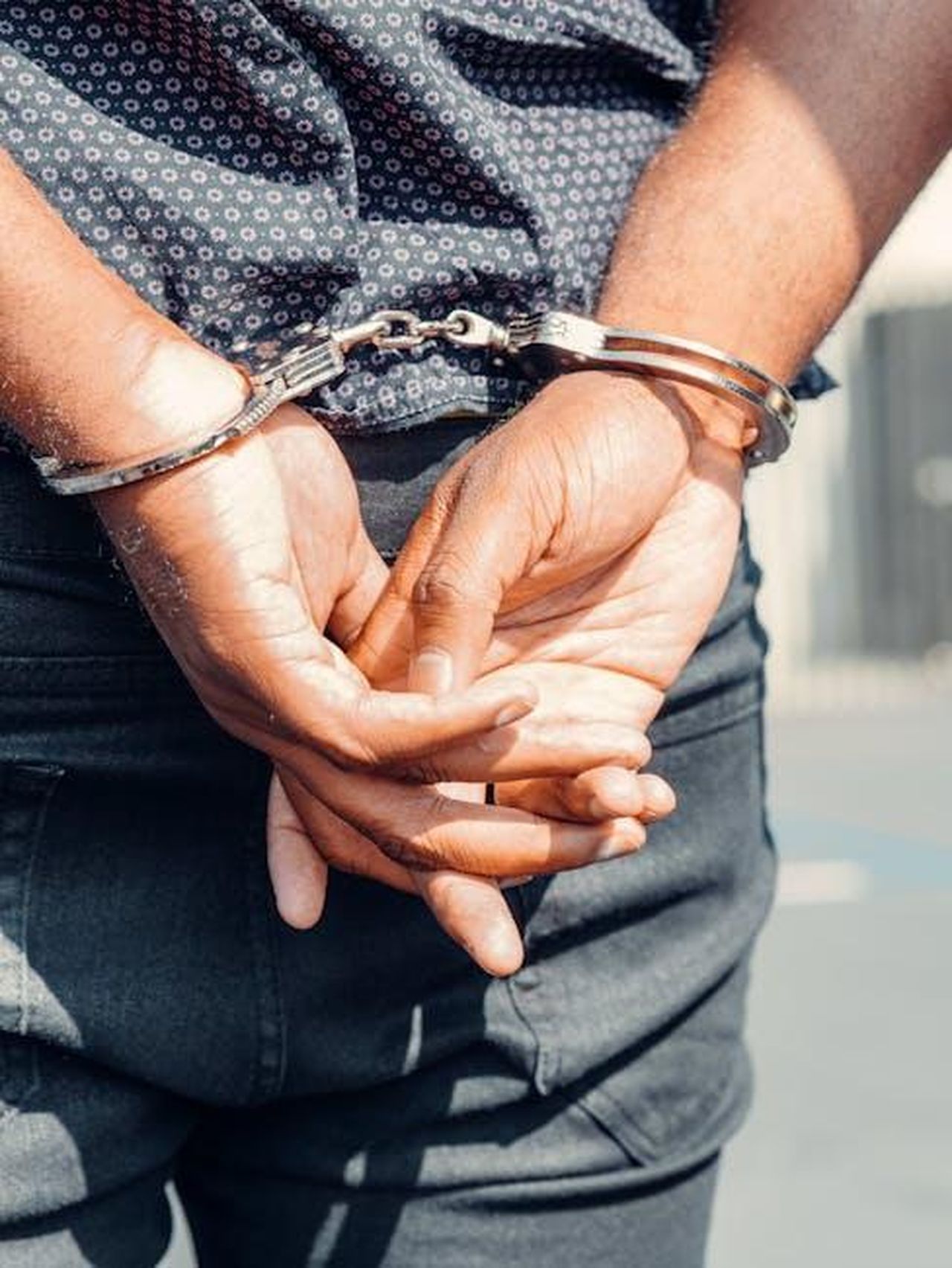 Reazione_di_JayZ_e_Beyonc_allattacco_di_Kanye_28d2BCK8DQ - Confidenze24 Source: Kindel Media - pexels - Rear view of a person in handcuffs outdoors, symbolizing law enforcement and justice.