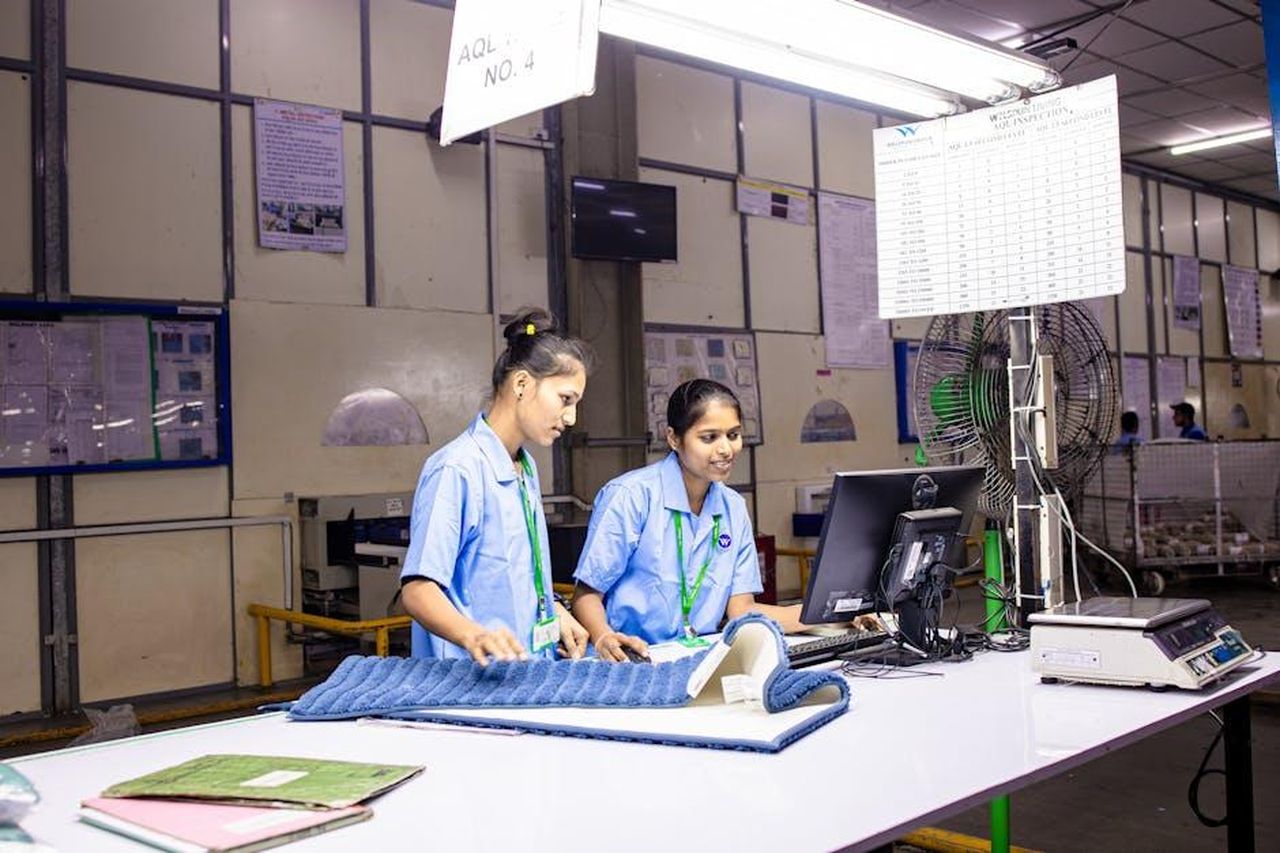 Reazioni_dei_Fan_a_Kenya_Moore_YkJM6uSdK8 - Confidenze24 Source: EqualStock IN - pexels - Two female textile workers inspecting fabric at a factory inspection station.