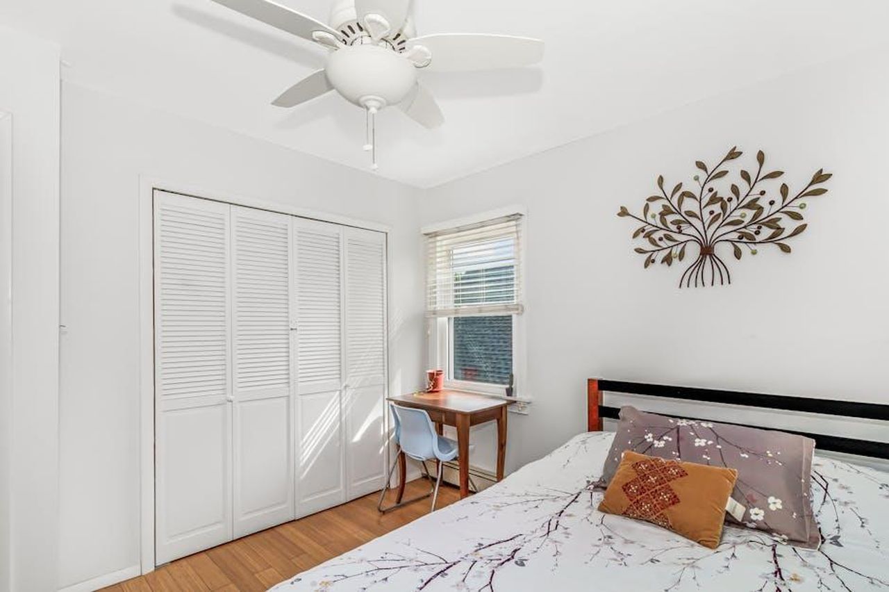 Reazioni_dei_fan_allassenza_di_Bobby_CibmP3SZ6l - Confidenze24 Source: EDR MEDIA GROUP - pexels - A bright and airy minimalist bedroom with a wooden desk, decorative wall art, and cozy bed.