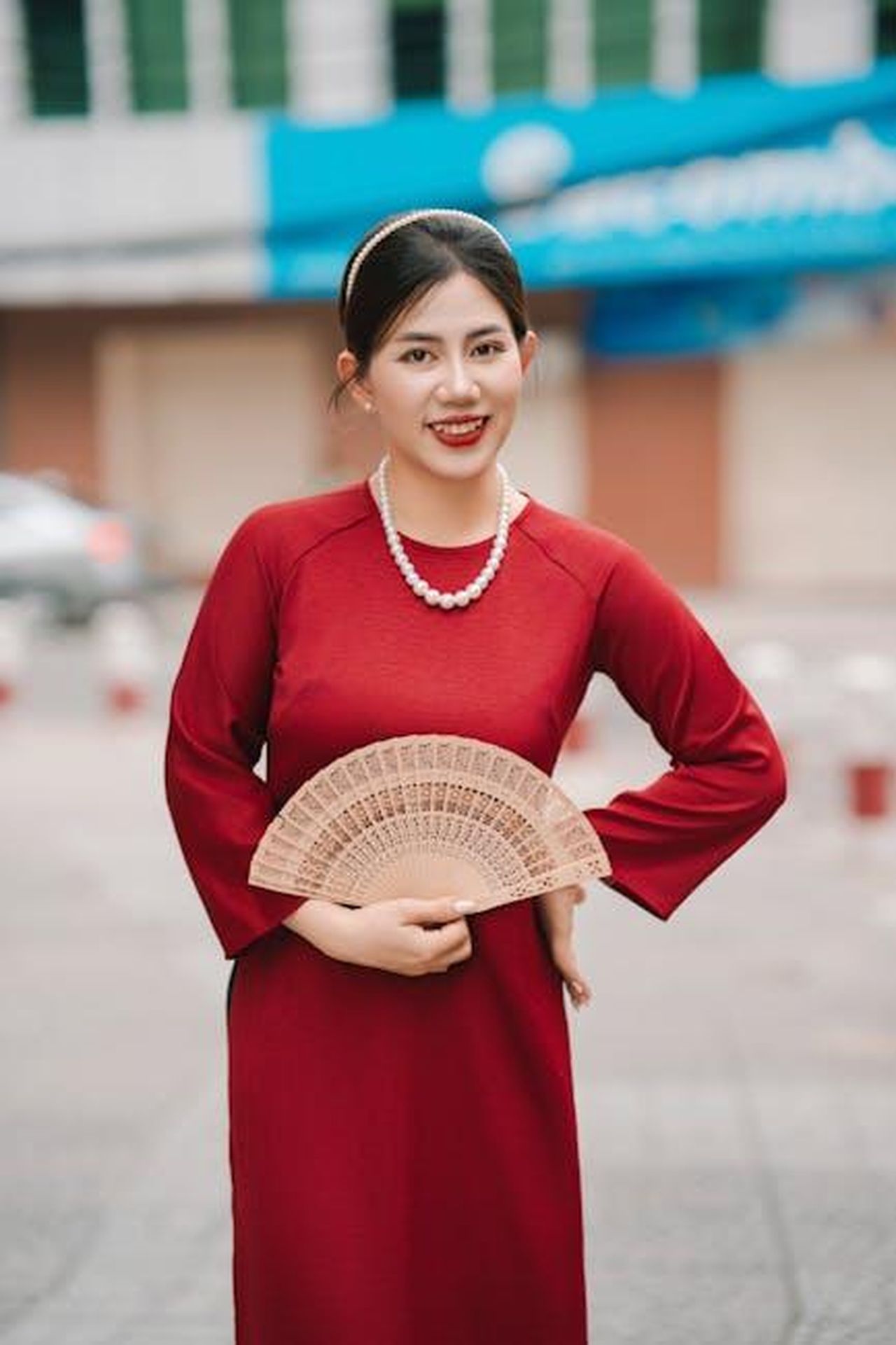 Reazioni_dei_fan_allassenza_di_Bobby_hSUkzjSjMM - Confidenze24 Source: nguyen kha - pexels - Smiling woman in red dress outdoors, holding a fan. Elegant portrait.