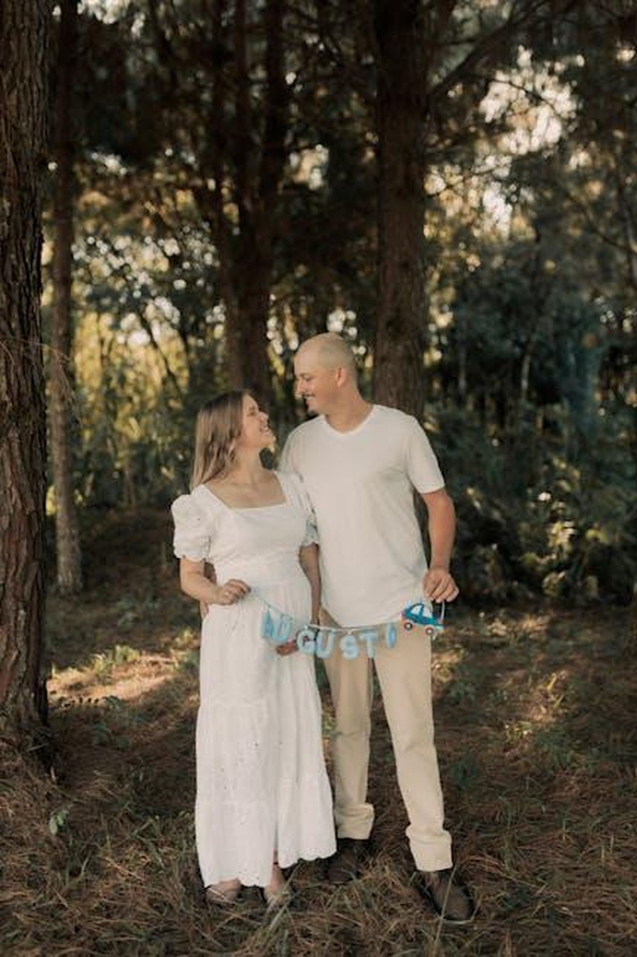 Reazioni_dei_fan_alle_foto_di_Hailie_Jade_WtClzjRLyM - Confidenze24 Source: Alexander Mass - pexels - Happy couple celebrating baby announcement in a peaceful forest setting. Warm, natural tones.