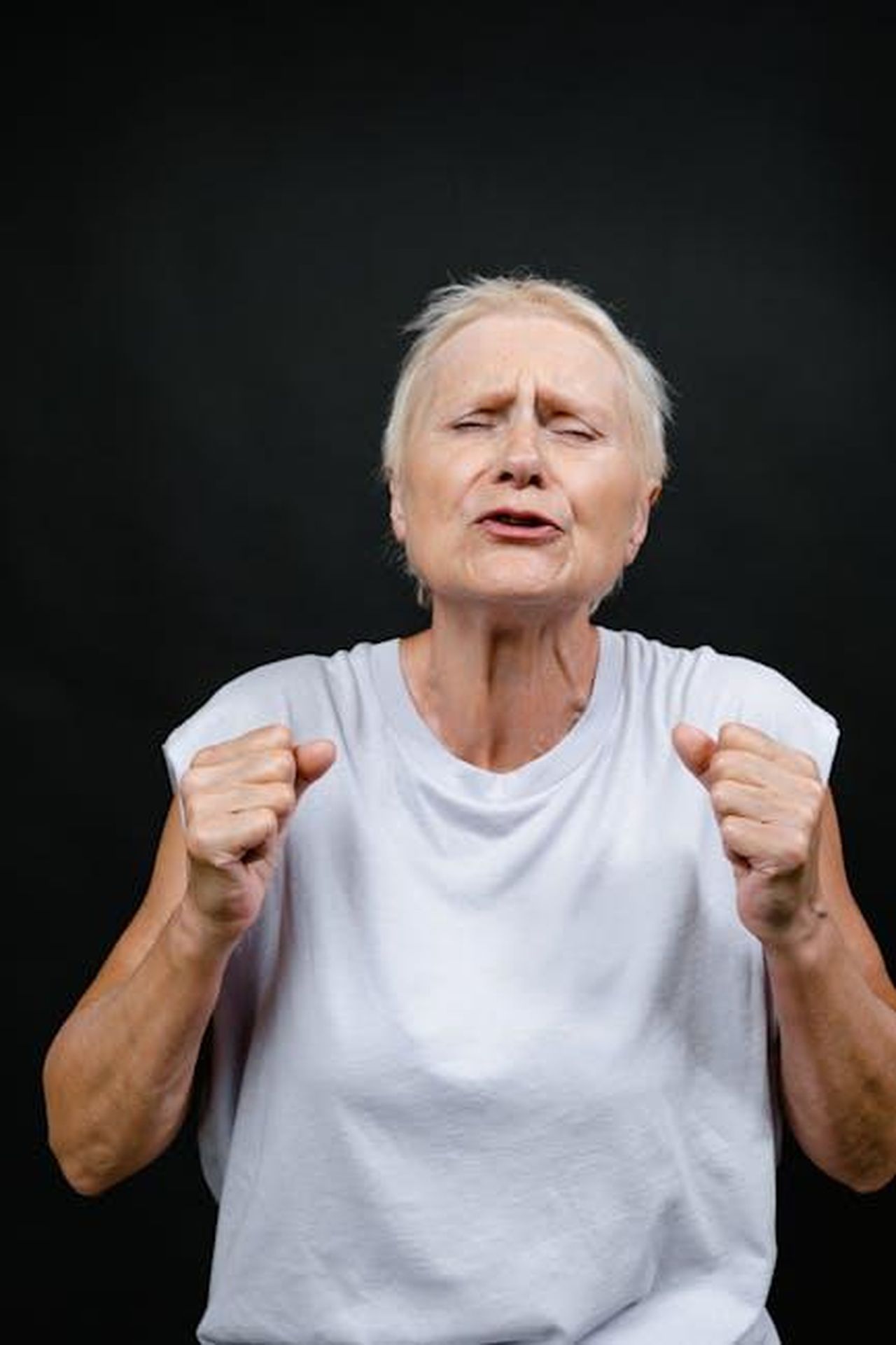 Reazioni_dei_fan_allofferta_XFMRZCUswY - Confidenze24 Source: Tima Miroshnichenko - pexels - Elderly woman shows strong emotion and determination in a studio portrait.