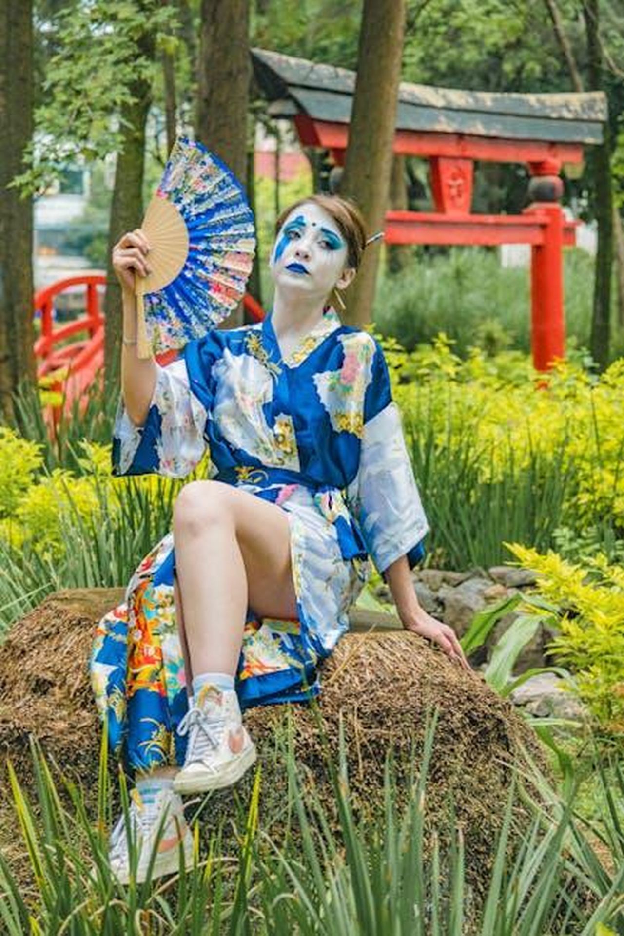 Reazioni_dei_fan_di_EastEnders_rpRSTv6H0o - Confidenze24 Source: Yuriko Salazar Luna - pexels - A vibrant geisha costume with a fan in a serene Japanese garden setting.