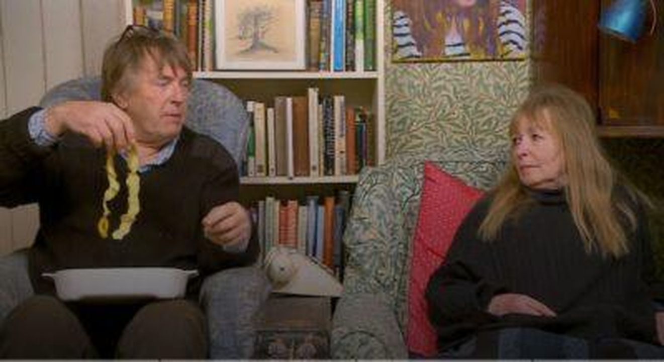 Reazioni_dei_fan_di_Gogglebox_su_Mary_e_Giles_T40G3HOPha - Confidenze24 Source: Channel 4 - - Mary e Giles su Gogglebox