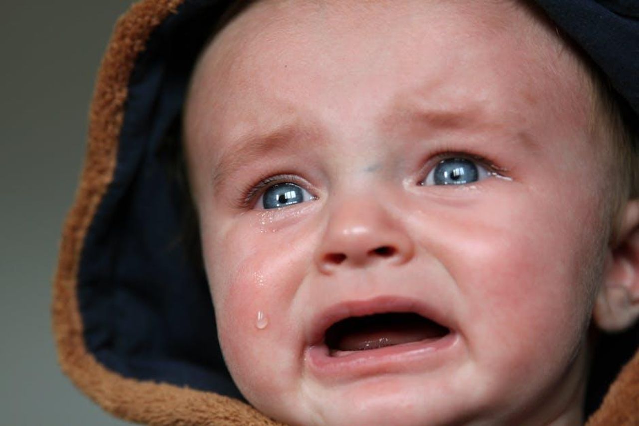 Reazioni_dei_fan_e_dettagli_sui_bambini_Jml7n82Z7e - Confidenze24 Source: Pixabay - pexels - Emotional close-up of a baby in tears, highlighting raw emotion and vulnerability.