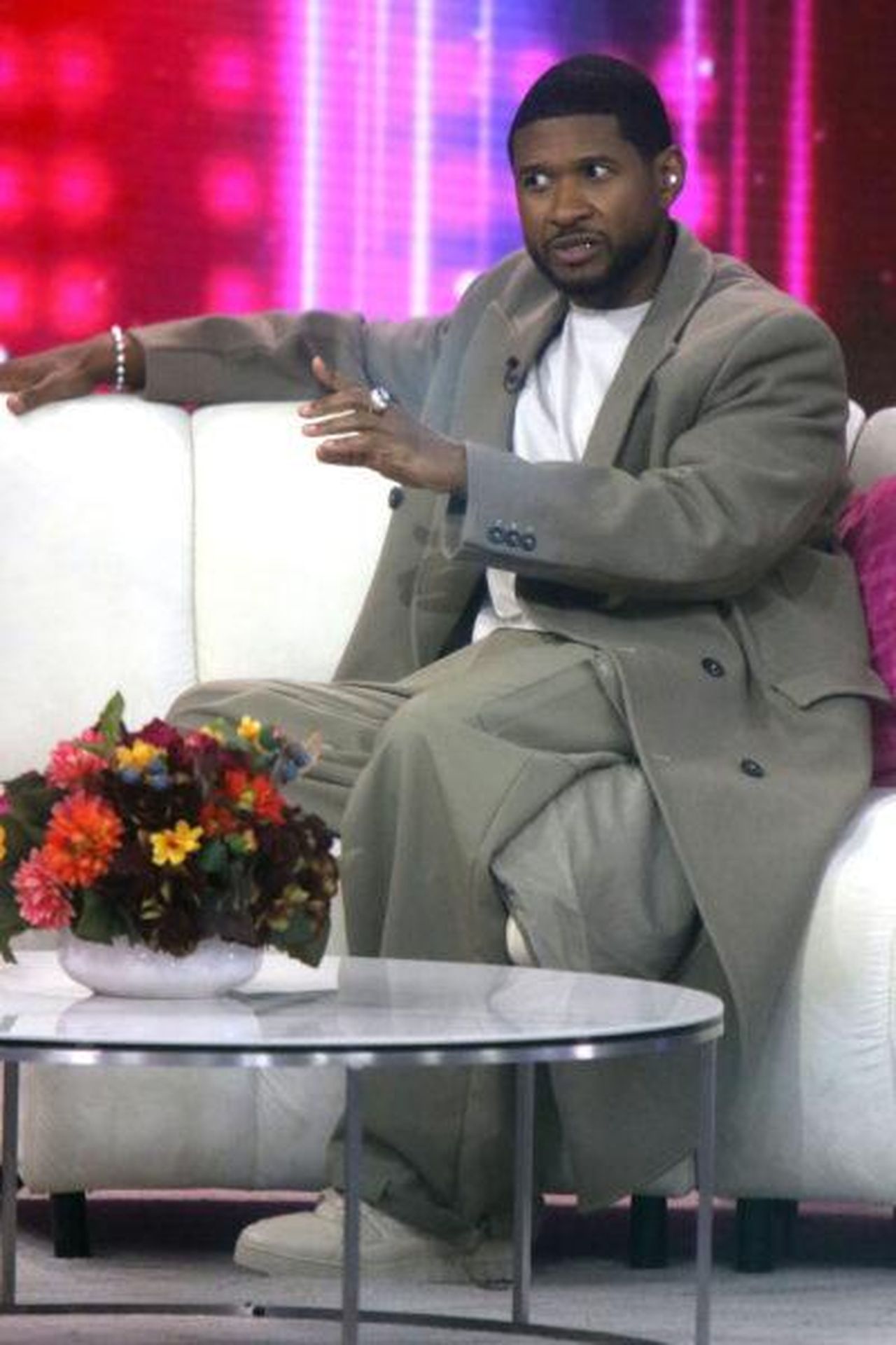 Reazioni_dei_fan_per_il_noshow_di_Usher_LTHN3H8LrF - Confidenze24 Source: Cover Images - - Usher durante un'intervista