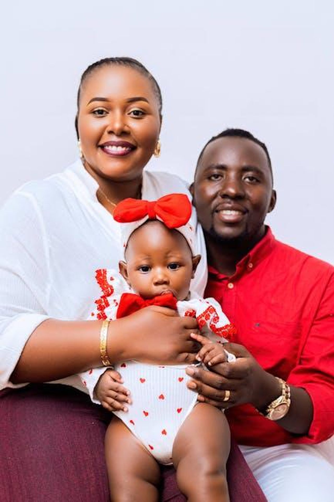 Reazioni_dei_follower_e_momenti_familiari_PA8wPfuGgg - Confidenze24 Source: Safari Consoler - pexels - Smiling family portrait featuring a cheerful baby dressed in red and white.