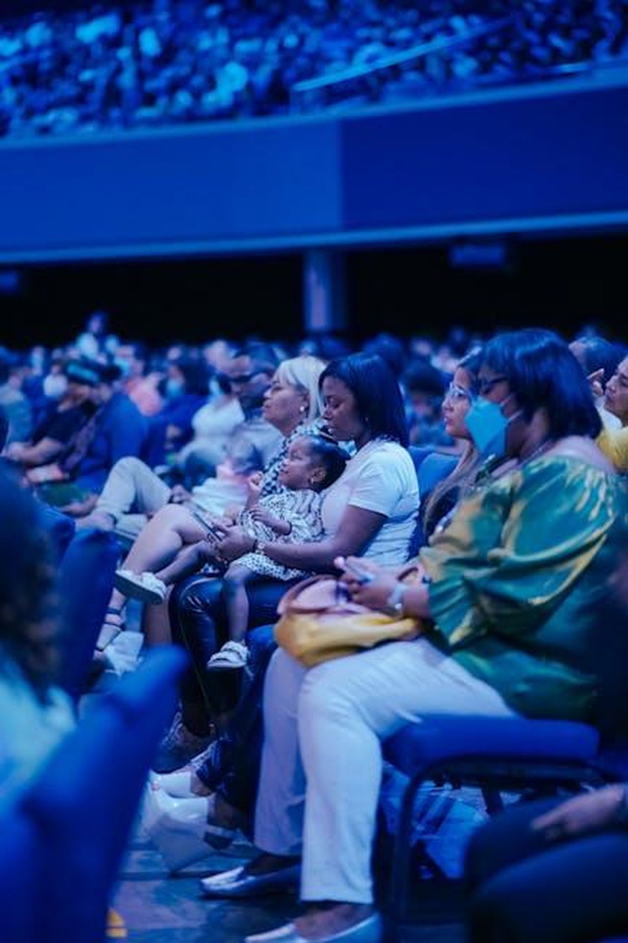Reazioni_dei_telespettatori_alla_caduta_qXdOE9ND3t - Confidenze24 Source: Luis Quintero - pexels - A diverse audience attentively enjoying a live indoor performance, highlighting community and engagement.