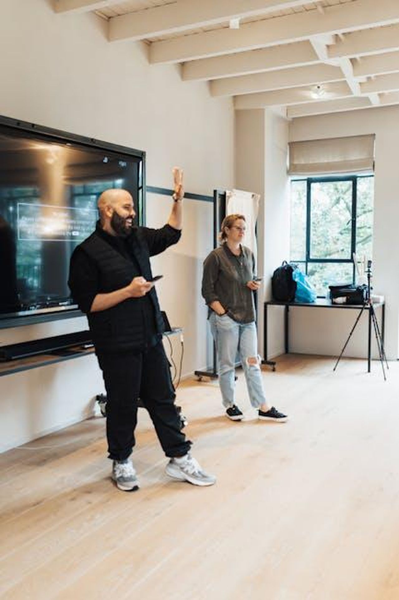 Reazioni_dei_telespettatori_alla_domanda_ridicola_OAQ8o8mhoS - Confidenze24 Source: Matheus Bertelli - pexels - Business professionals engaging in an interactive office presentation with a large TV.