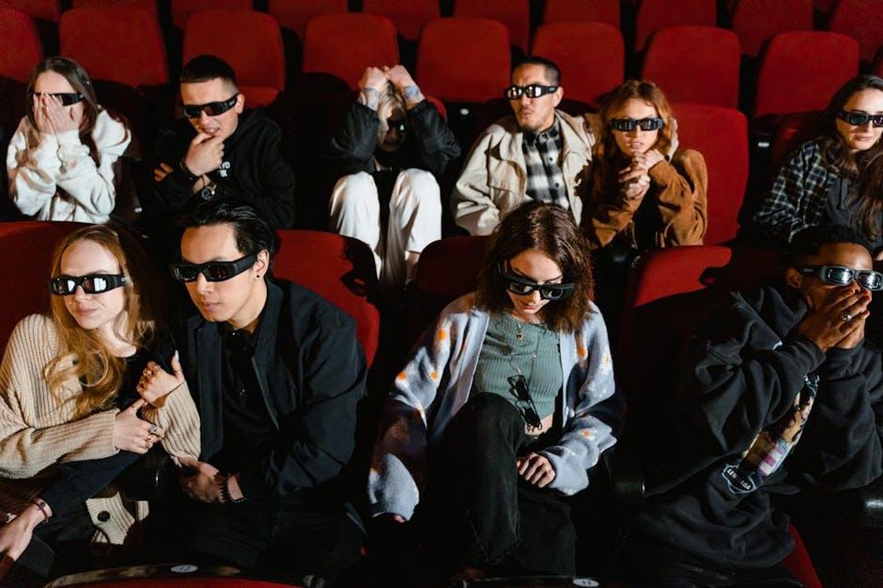 Reazioni_dei_telespettatori_allofferta_alta_P7MuERxSrJ - Confidenze24 Source: Tima Miroshnichenko - pexels - Group of people watching a movie in 3D glasses, expressing excitement and surprise.