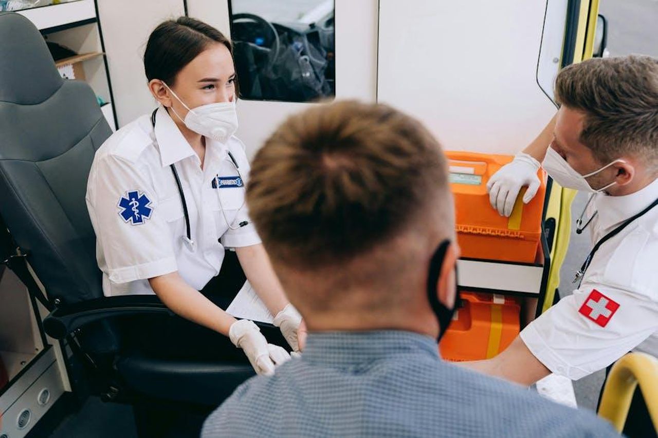 Reazioni_del_pubblico_e_dei_media_HQWbnaneMG - Confidenze24 Source: Mikhail Nilov - pexels - Medical professionals in action inside an ambulance, attending to a patient with care.