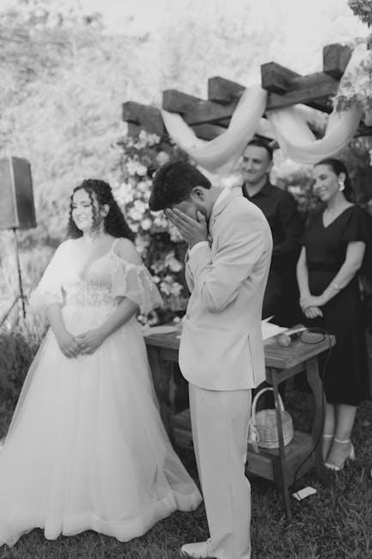 Reazioni_delle_celebrit_al_compleanno_di_Eva_Longoria_9Zc8AKw3OW - Confidenze24 Source: Alexander Mass - pexels - Beautiful outdoor wedding ceremony with emotional groom and joyful bride