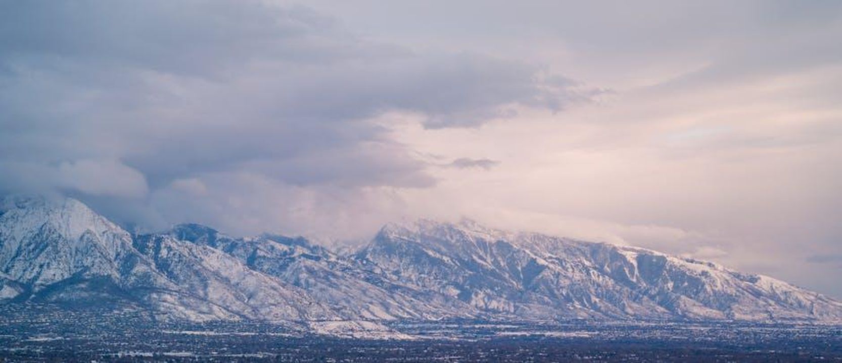 Reazioni_di_JayZ_e_Beyonc_ai_tweet_di_Kanye_DNdZAukoYm - Confidenze24 Source: Alex Moliski - pexels - Snow-covered Wasatch Mountains in Salt Lake City, Utah during a serene spring sunset.